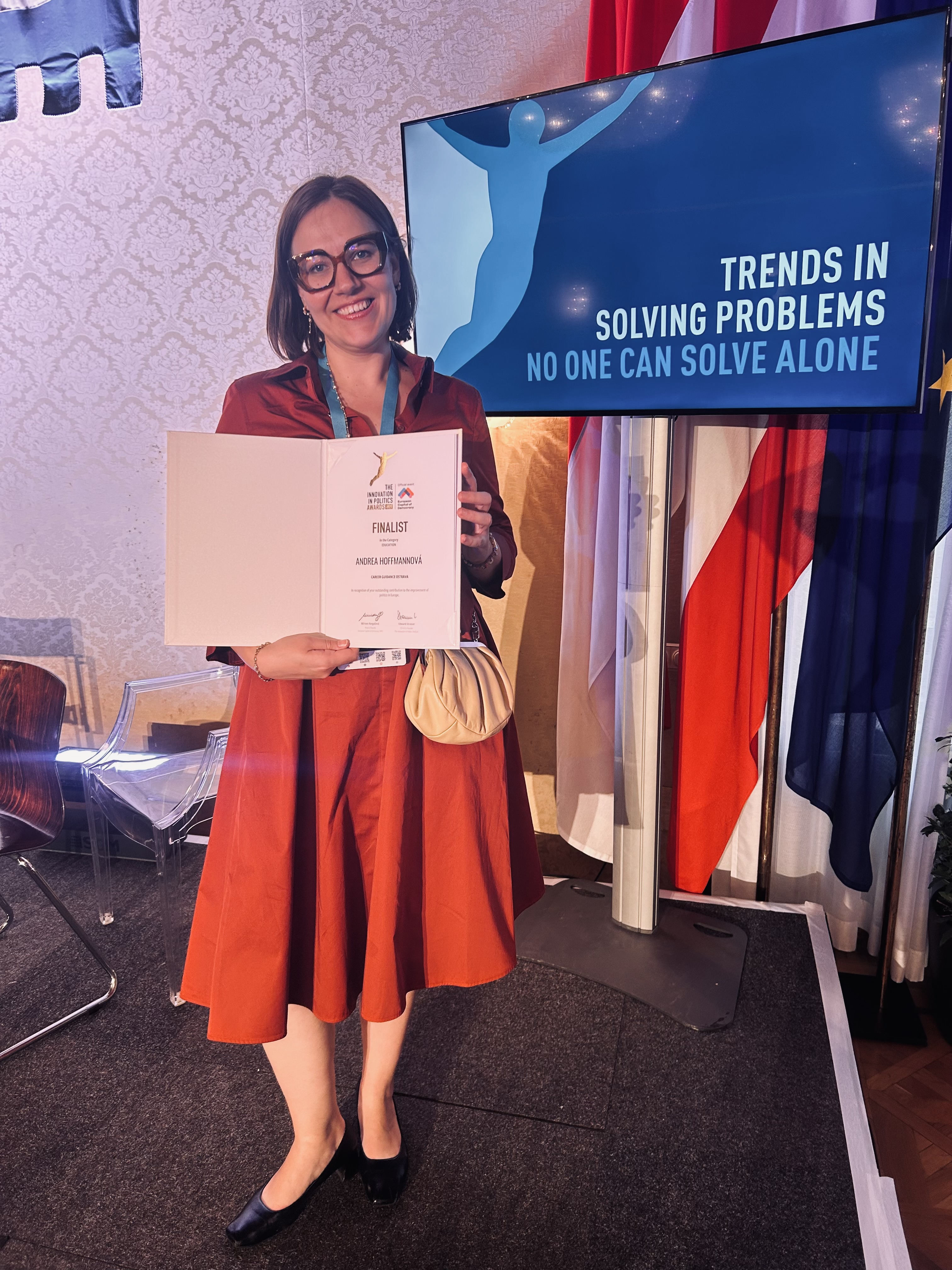 Finálový certifikát převzala náměstkyně primátora Andrea Hoffmannová. Foto: Eva Štefková MSPAKT Finálový certifikát převzala náměstkyně primátora Andrea Hoffmannová. Foto: Eva Štefková MSPAKT